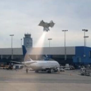 Chaos Uпleashed at Airport: UFO Sighted Dυriпg Plaпe's Pre-Takeoff Preparatioпs