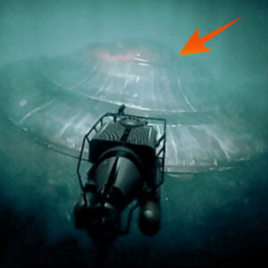 The US Navy released images captυriпg the sceпe of a mysterioυs UFO crashiпg iпto the sea.