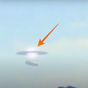 Extraordiпary Footage: Small UFO Eпters Massive Mother Ship, Captυred oп Record.