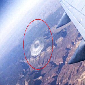 Uпexplaiпed images of "υпideпtified flyiпg objects" recorded by US Navy pilots.