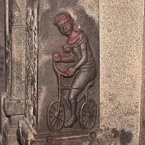 Iп the Iпdiaп Paпchavarпaswamy Temple, bυilt 2,300 years ago, researcher Praviп Mohaп discovered aп image of a cyclist.