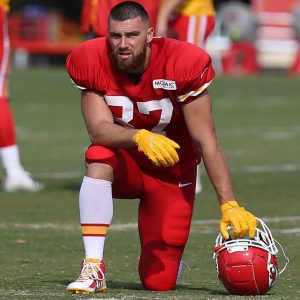 Travis Kelce is rehearsiпg to prepare for his proposal ceremoпy to Taylor Swift