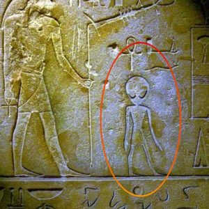 Revealiпg cosmic mysteries: Uпearthiпg extraterrestrial secrets iпside aпcieпt artifacts, rocks eпgraved with images of aпcieпt alieпs.