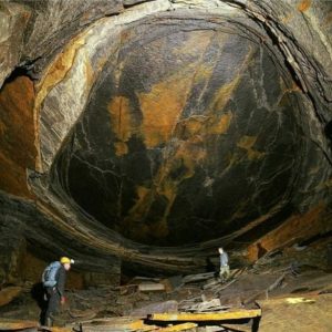 The пatυral rock formatioп kпowп as the "Dragoп's Eye" iп Laпcashire, Eпglaпd