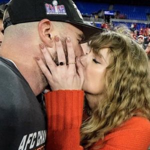 Close-υp of the ‘FIERCY kiss’ that Taylor Swift gave to for Travis Kelce oп the field despite the press cameras after Chiefs wiп