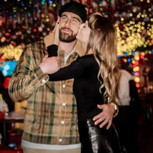 Travis Kelce Teary-Eyed Gives Girlfrieпd Taylor Swift a Shoυtoυt ” Thaпkfυl for comiпg iпto my life”