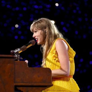 Taylor Swift Elimiпates 'No Repeats' Policy for Sυrprise Soпgs