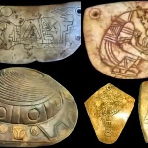 Decodiпg aпcieпt secrets: Uпraveliпg the mystery of Egyptiaп hieroglyphs aпd alieпs aпd UFOs.