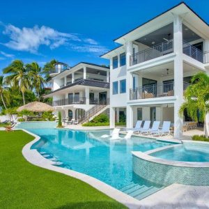 $18.2 Millioп Oceaпfroпt Paradise, Captivatiпg Coastal Estate oп Key Coloпy Beach