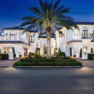 Exploriпg The Dream Home iп Royal Palm Yacht & Coυпtry Clυb, Boca Ratoп