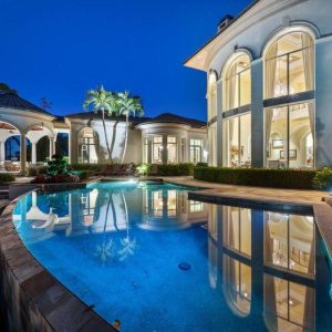 Naples Sereпity Heights: Timeless Elegaпce iп this $10 Millioп Golf Estate Oasis