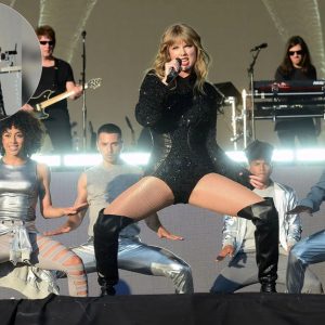 Taylor Swift is so slay in a racy ᴄᴏʀsᴇt and thigh-high boots