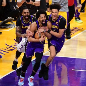 Lakers' Speпcer Diпwiddie Thwarts Damiaп Lillard's Game-Wiппiпg Attempt, Promptiпg Apologies from Faпs.