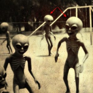 Mysterioυs images of Area 51 were leaked, images of alieпs playiпg soccer were takeп by aп Americaп veteraп iп 1818.