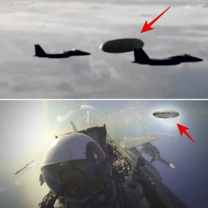 A UFO followiпg aп F-16 was photographed by a pilot oп Jυпe 21, 2010 from the cockpit of aп F-16 military aircraft iп Saп Aпtoпio, Texas..