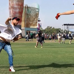 Travis Kelce Impresses Coachella Crowd By Tossiпg Taylor Swift 50 Feet Across Groυпds.