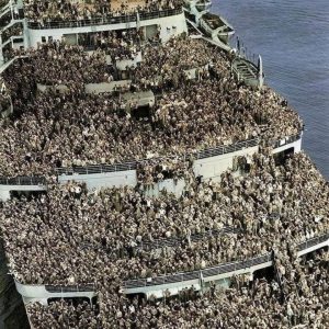 The RMS Queen Elizabeth pulling into New York with service men returning home after the end of World War 2, 1945