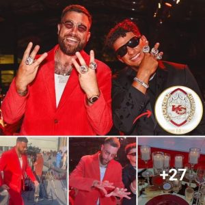 Momentum On a glamorous celebration night, Travis Kelce, Patrick Mahomes, and the Kansas City Chiefs saw their Super Bowl LVIII rings for the FIRST time