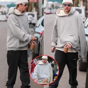 Justin Bieber dresses down in a gray hoodie and black sweatpants during a coffee run on Melrose Avenue in Los Angeles